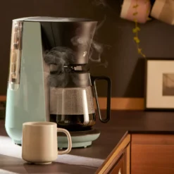 Tchibo Filterkaffeemaschine „Let’s Brew“, Für Bis Zu 10 Tassen Filterkaffee, 1,2L Aroma-Glaskaraffe, Edelstahl-Warmhalteplatte, Tropf-Stopp, Abschaltautomatik, Hellgrün -Bon Cafe Store 42d48d3fec0b4d3382c7762526009882