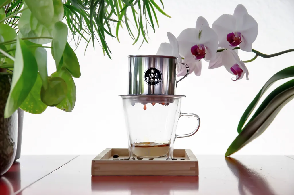 Vietnamesisches Kaffee-Starterset VietBeans Gemahlen - 2 X 250g Gemahlener Röstkaffee + Filter (Phin) + Gez. Kondensmilch 8 Vietnamesisches Kaffee-Starterset VietBeans Gemahlen - 2 X 250g Gemahlener Röstkaffee + Filter (Phin) + Gez. Kondensmilch – Bild 6